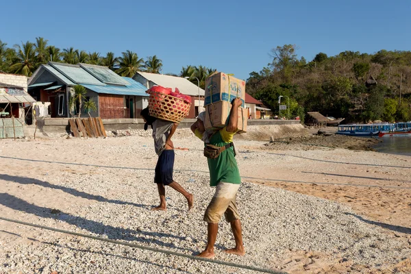 Homens transportam carga de navio — Fotografia de Stock