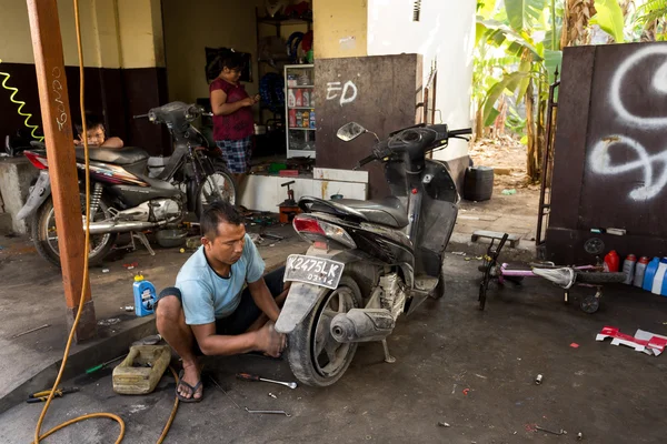 Hizmet adam onarım bozuk lastik sönük — Stok fotoğraf