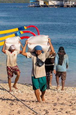 Erkekler taşımaları kargo gemisinden