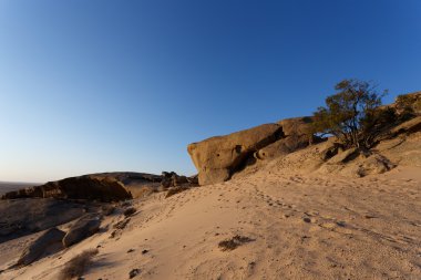 Namib Çölü'nde kaya oluşumu günbatımı, peyzaj