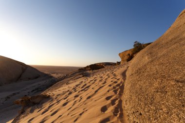 Namib Çölü'nde kaya oluşumu günbatımı, peyzaj