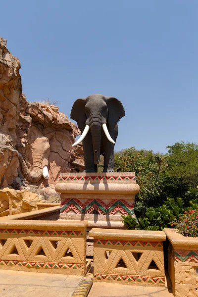 Gigantische Elefantenstatuen auf Brücke in berühmter verlorener Stadt — Stockfoto