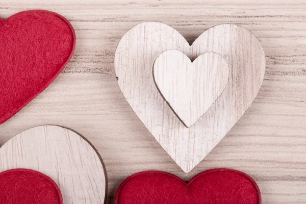 Valentijnsdag houten harten op een retro achtergrond — Stockfoto