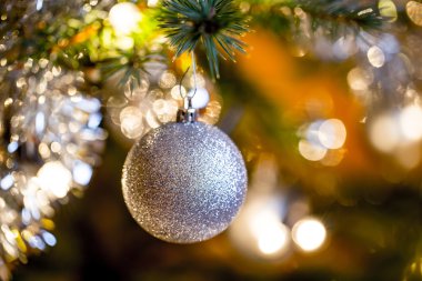Gümüş topları ile dekore edilmiş Noel ağacı