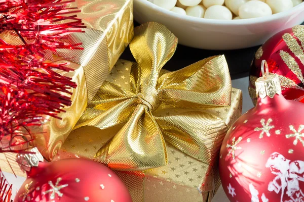 Decoração de Natal e caixa dourada com fita — Fotografia de Stock