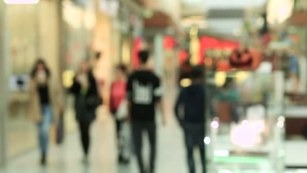 Gente borrosa en movimiento, gente caminando en el centro comercial, fuera de foco rodaje de película — Vídeo de stock