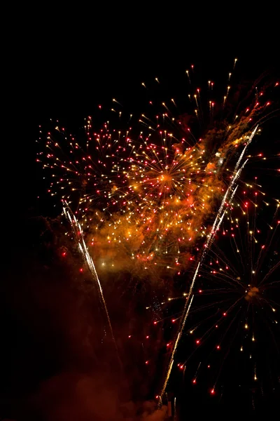 Vuurwerk aan de nachtelijke hemel — Stockfoto