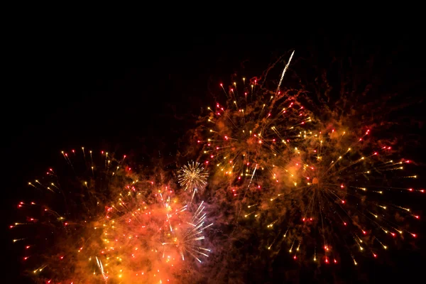 Vuurwerk aan de nachtelijke hemel — Stockfoto