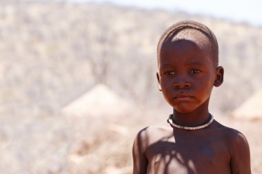 Kimliği belirsiz çocuk Himba kabilesi Namibya