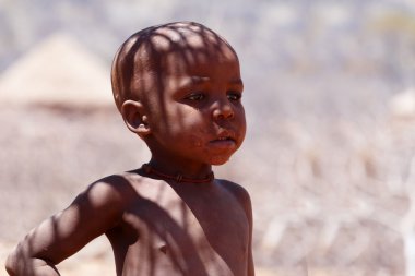 Kimliği belirsiz çocuk Himba kabilesi Namibya