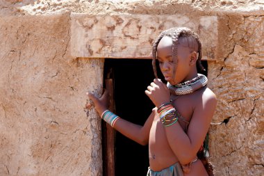 Kimliği belirsiz çocuk Himba kabilesi Namibya