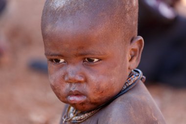 Kimliği belirsiz çocuk Himba kabilesi Namibya
