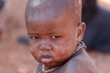 Kimliği belirsiz çocuk Himba kabilesi Namibya