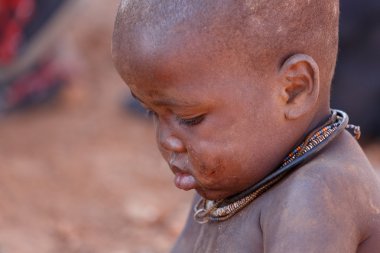 Kimliği belirsiz çocuk Himba kabilesi Namibya