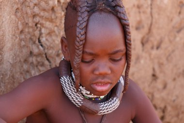 Kimliği belirsiz çocuk Himba kabilesi Namibya