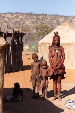 Himba kadın çocuk köyü ile