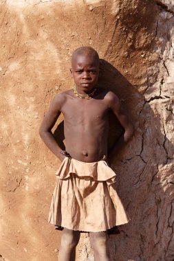Kimliği belirsiz çocuk Himba kabilesi Namibya