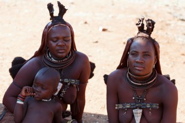 Himba kadın çocuk köyü ile