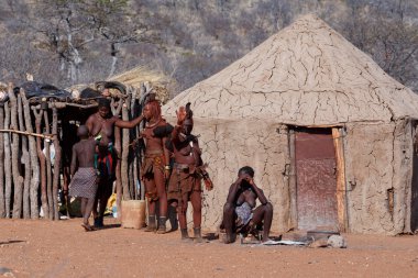 Köy boynundan süsler ile Himba ve zemba kadın