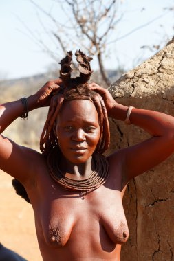 Himba kadın köy boynundan süsler ile