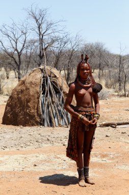 Himba kadın köy boynundan süsler ile