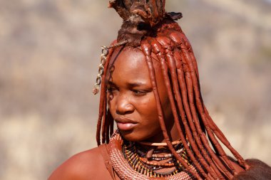 Himba kadın köy boynundan süsler ile