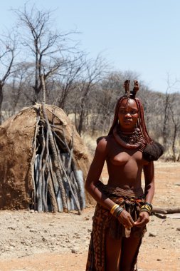 Himba kadın köy boynundan süsler ile