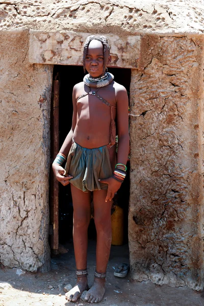 Niña no identificada tribu Himba en Namibia — Foto de Stock