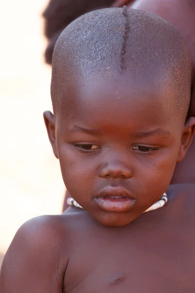 Kimliği belirsiz çocuk Himba kabilesi Namibya — Stok fotoğraf