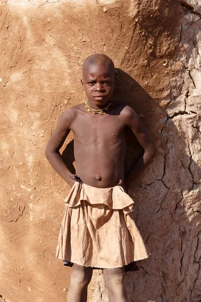 Niña no identificada tribu Himba en Namibia — Foto de Stock