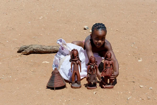 Himba child  with souvenirs for sale in traditional village — Stock Photo, Image