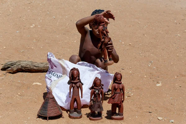Himba niño con recuerdos para la venta en pueblo tradicional — Foto de Stock