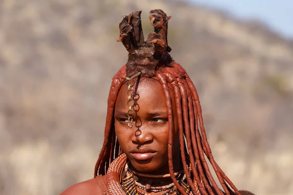 Himba donna con ornamenti sul collo nel villaggio — Foto Stock