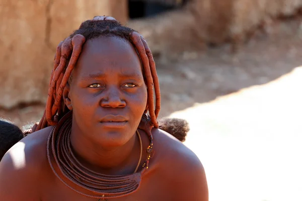 Himba woman with ornaments on the neck in the village — Stock Photo, Image