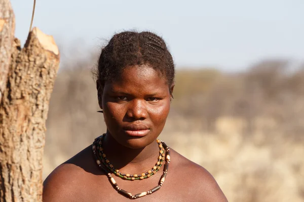 Femme Zemba avec ornement sur le cou dans le village — Photo