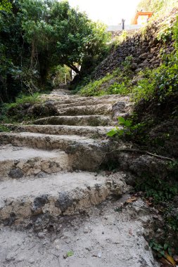 Tembeling havuzu üzerinde taş merdiven