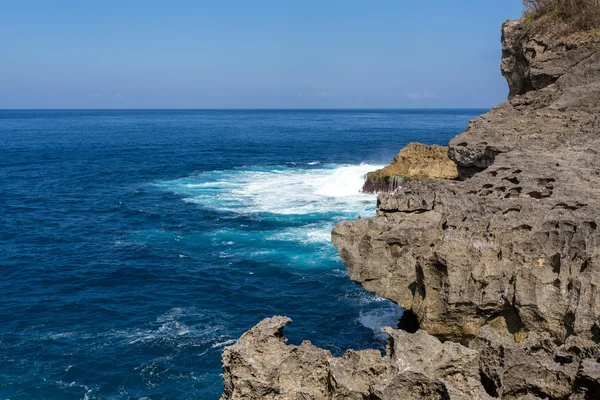 Linia brzegowa w Nusa Penida island — Zdjęcie stockowe