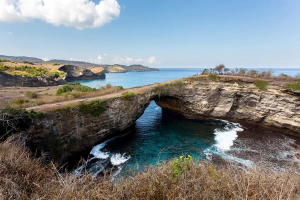 Tunel linia brzegowa krater na wyspie Nusa Penida — Zdjęcie stockowe