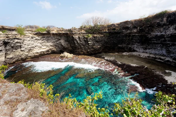 Tunnelkraterküste auf der Insel Nusa Penida — Stockfoto