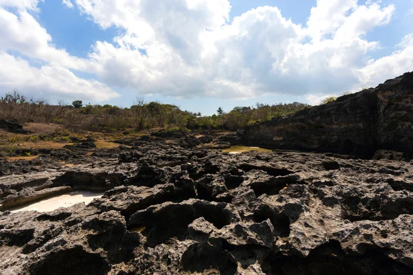 Costa de formación rocosa en la isla de Nusa Penida — Foto de Stock