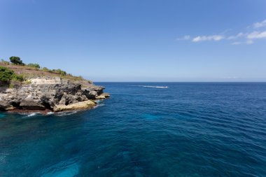 Nusa Penida Adası'nda sahil şeridi