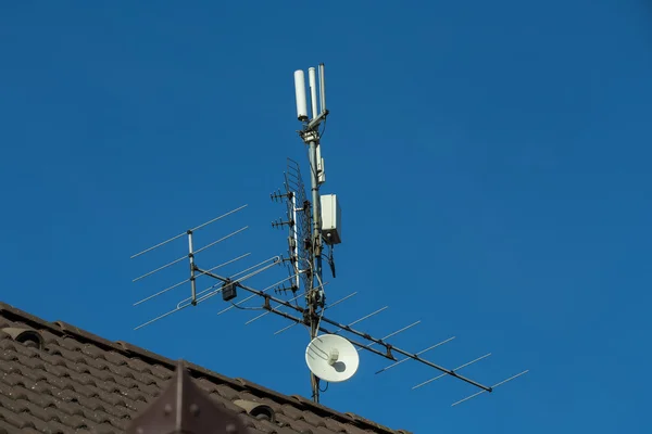 Antena de televisão e transmissor wi-fi no telhado — Fotografia de Stock