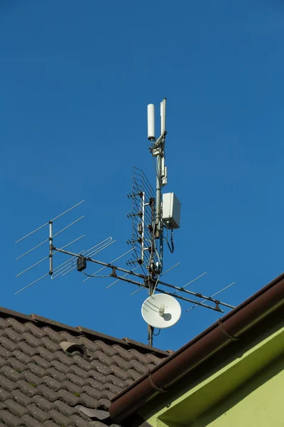 在屋顶上电视天线和无线发射机 — 图库照片