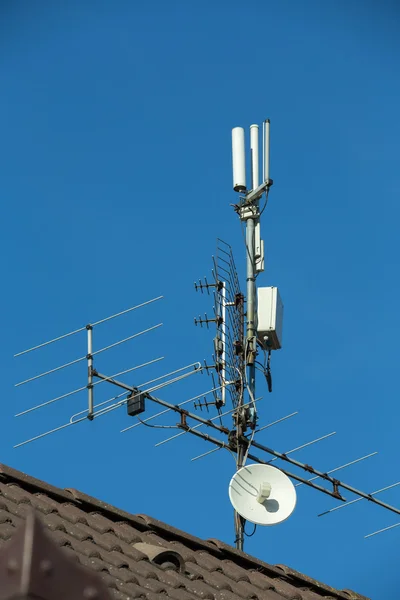 Fernsehantenne und WLAN-Sender auf dem Dach — Stockfoto