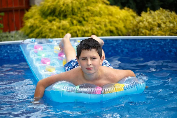 Хлопчик у басейні — стокове фото
