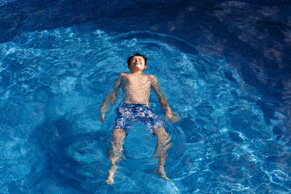 Chłopiec pływać w basenie — Zdjęcie stockowe
