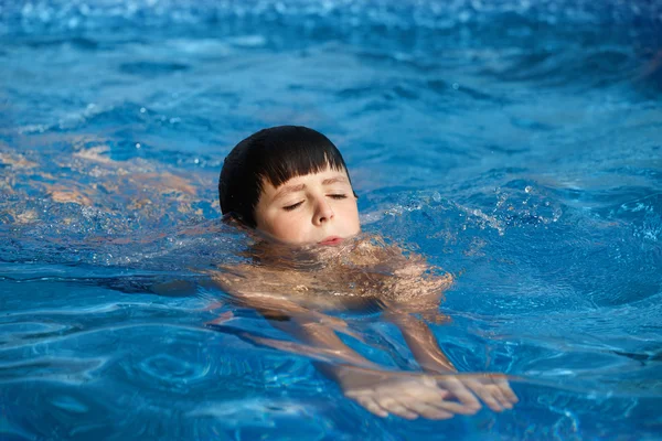 Garçon nager dans la piscine — Photo