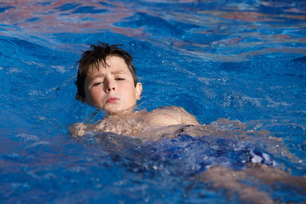 Menino nadando na piscina — Fotografia de Stock