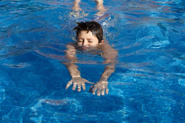 Garçon nager dans la piscine — Photo