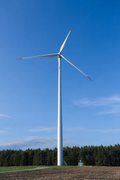 Vindturbiner mot blå himmel — Stockfoto